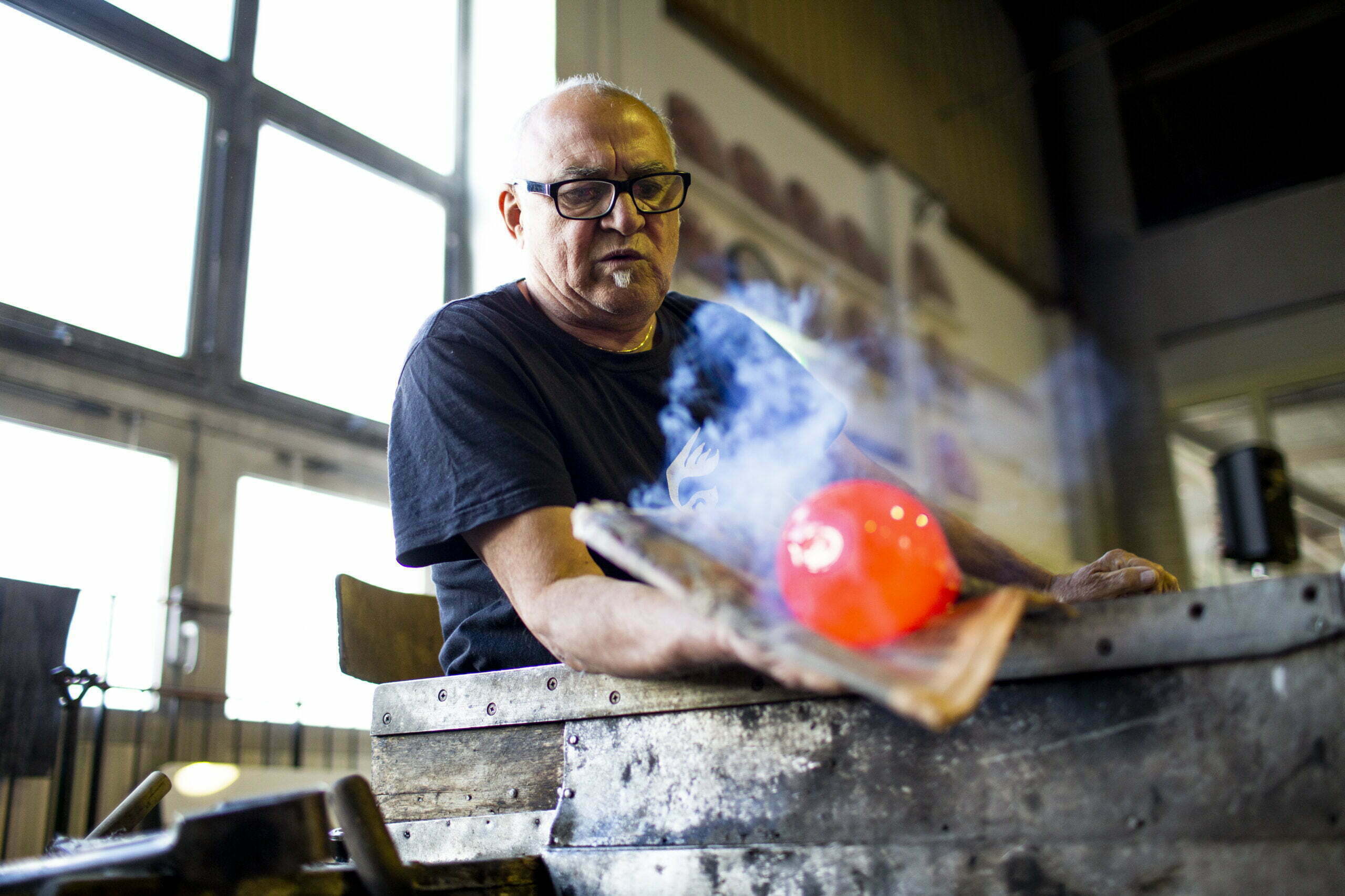Glasblåsare Carlos R. Pebaque i action i Glasriket