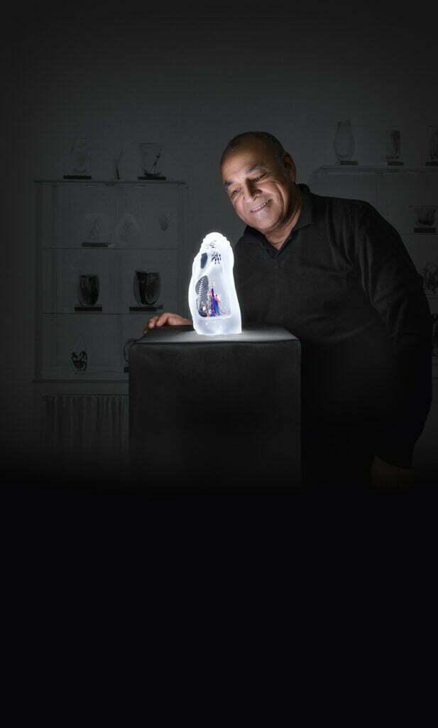 Carlos R. Pebaque med glasskulptur i Glasriket