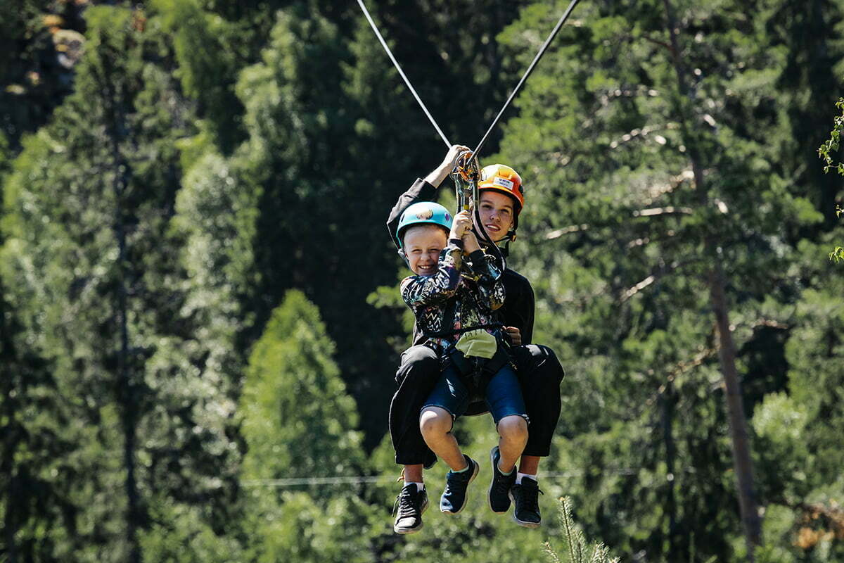 Barn som åker zipline i Glasriket