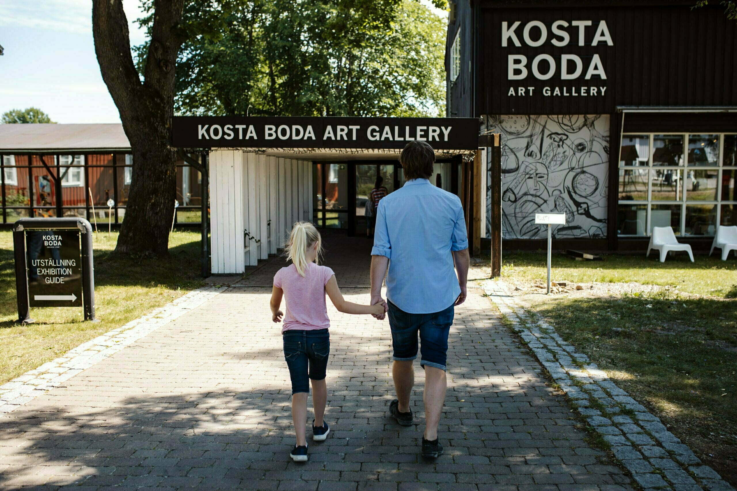 Children and adults who are on their way to Kosta Boda Art Gallery, Glasriket