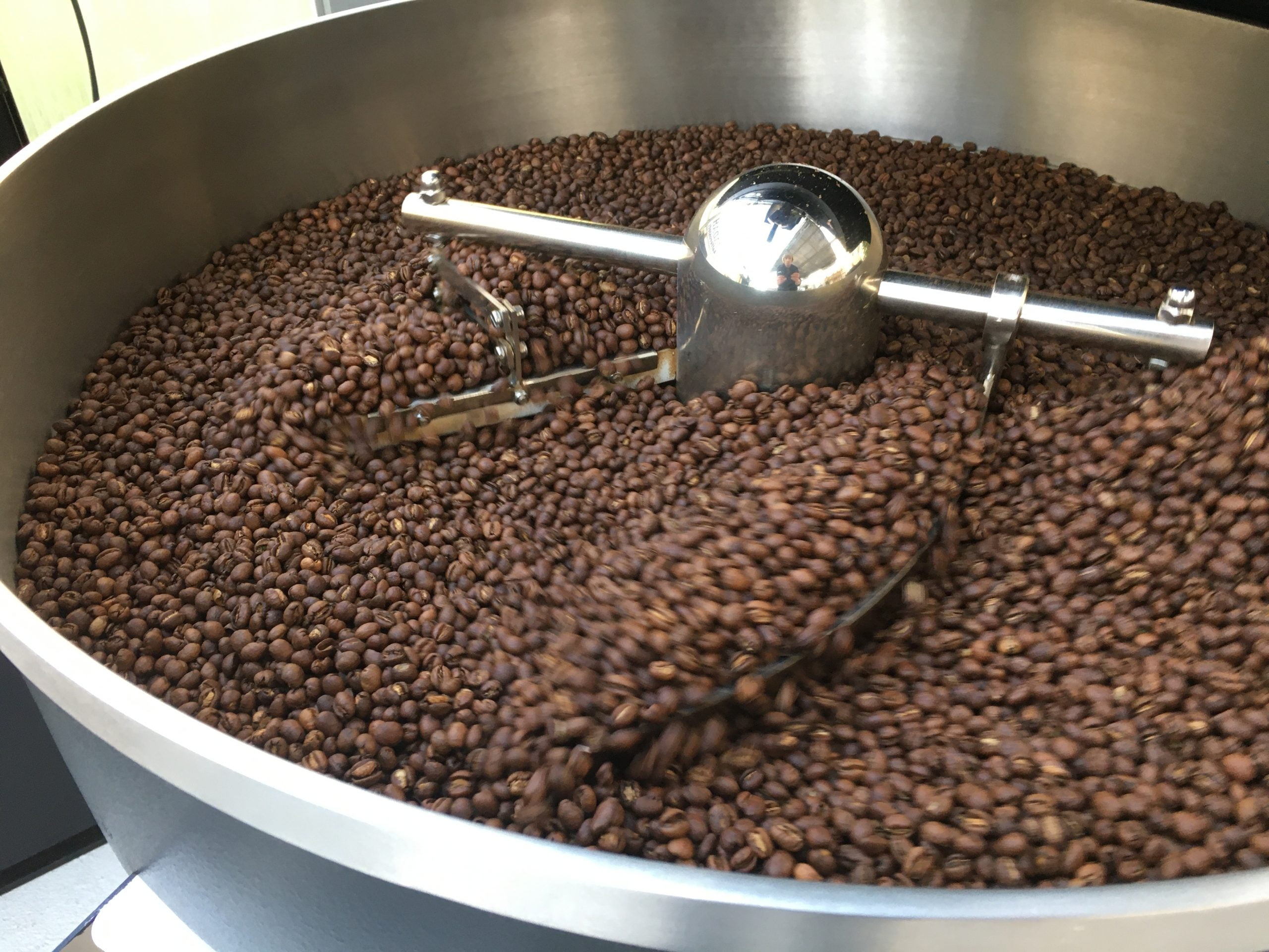 Rostning av kaffe vid Tadah kaffe rostning Lenhovda, Glasriket