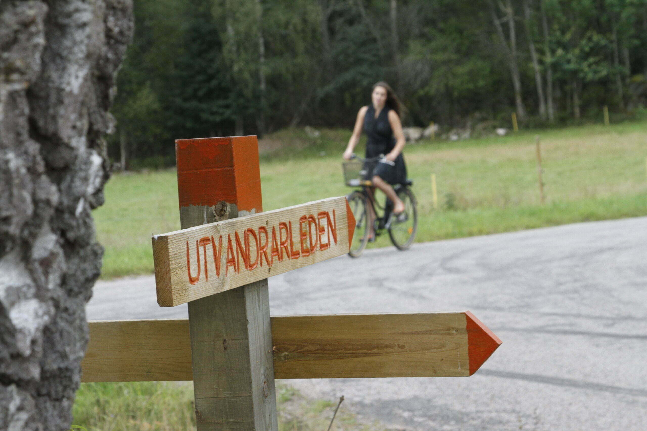 Skylt och cyklist vid utvandrarleden Glasriket