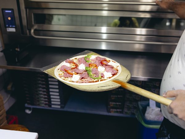 Pizza valmis leivottavaksi Pizzeria Lindenissä, Glasriketissa