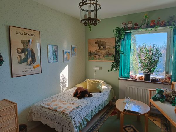 Environnement intérieur avec lit à Nallepensionatet Kosta Glasriket