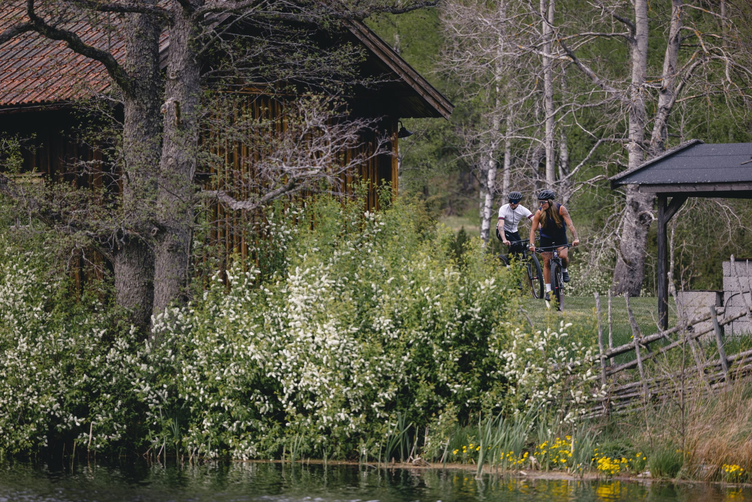 Cyklister i naturen i Glasriket