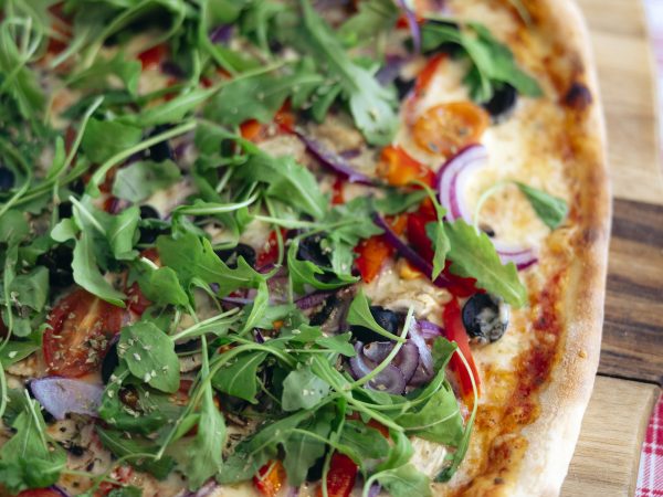 Nærbilde av en pizza på Pizzeria Lindås, Glasriket