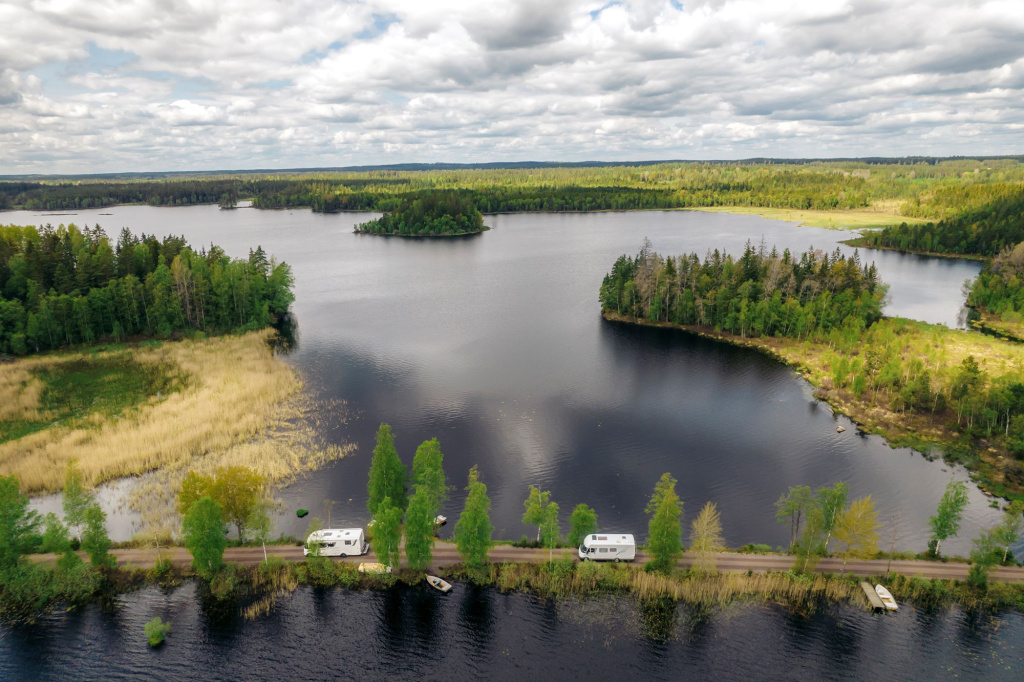 Husbil i Glasriket vy med sjö