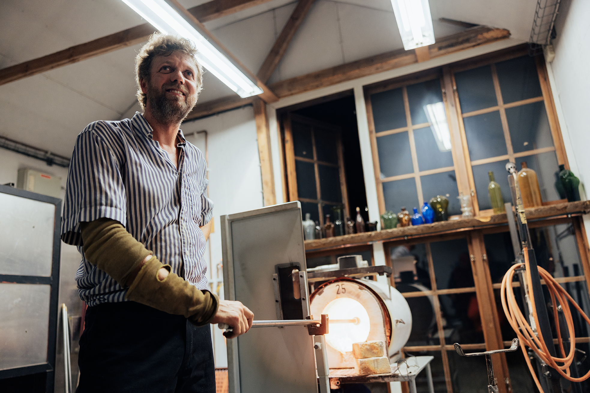 Morgan Persson vid invärmningsugnen