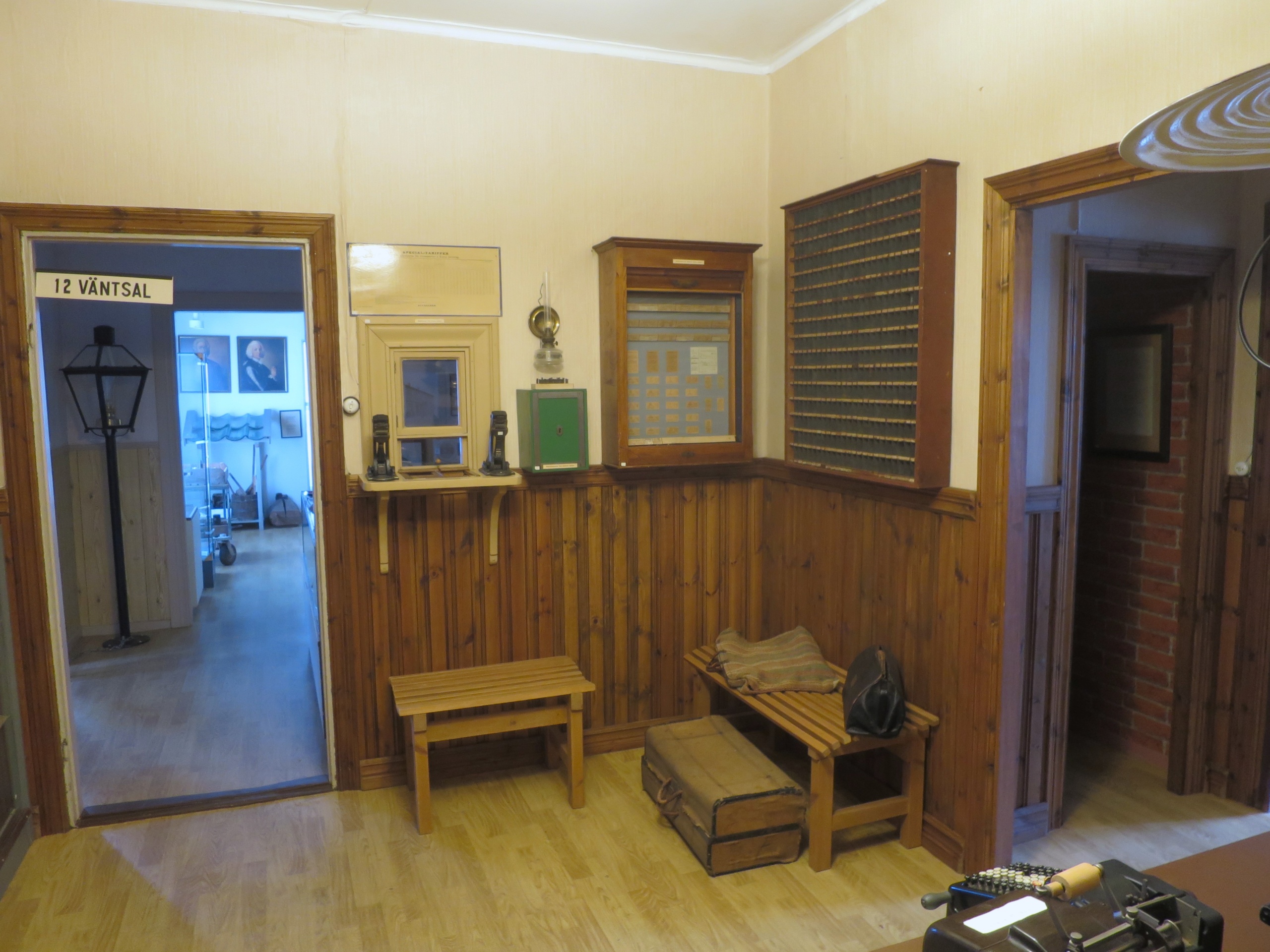 Objetos históricos que muestran cómo era la sala de espera de una estación de tren. Esto se puede encontrar en el Museo Gamla Kosta, que se encuentra en el Reino del Vidrio.