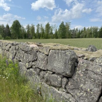 Stenmur i Källeskruv i Glasriket med inhugget årtal